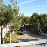 Spacious Flat Near Pluto Апартаменти *